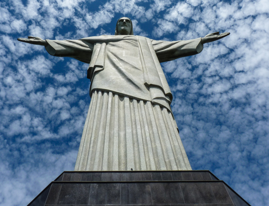 Die Christus-Statue ragt in den blau-weißen Himmel von Rio de Janeiro, Brasilien.