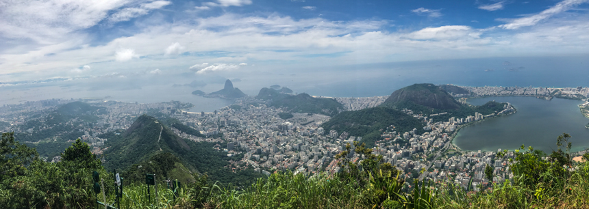 Der Ausblick über die Dächer von Rio Janeiro, seinem Meer und den grünbewachsenen Bergen ist beeindruckend.