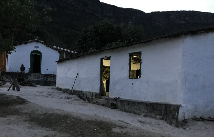Die Chapada Diamantinas Unterkünfte Igrejinha im Vale do Pati sind einfache Hütten vor einem Berg.