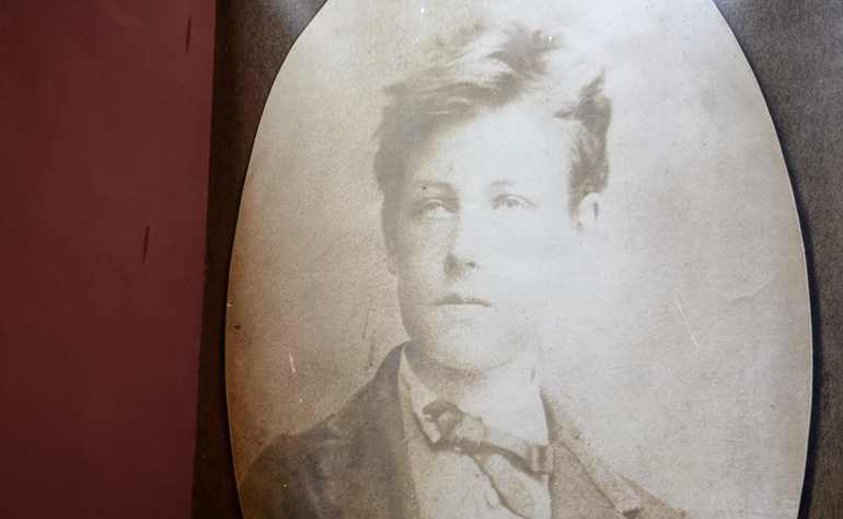Abbildung des französischen Dichters Arthur Rimbaud in jungen Jahren und in schwarz-weiß, der einige Zeit lang in Äthiopien lebte.