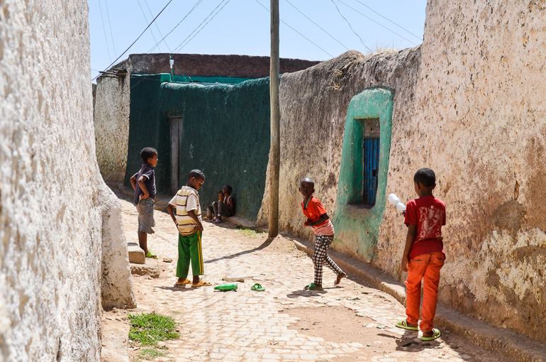 Einheimische Kinder spielen fröhlich in den Straßen von Harar, Äthiopien. Eine Reise in die Wiege der Menschheit lohnt sich!