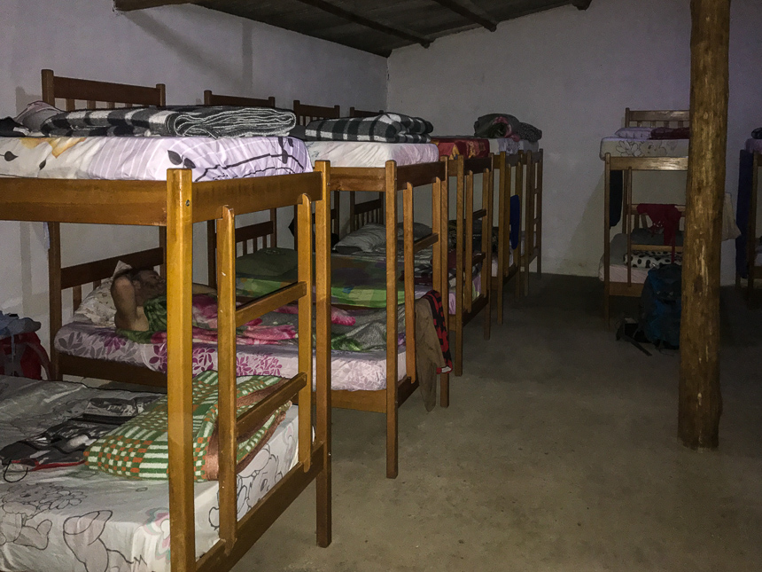 In Chapada Diamantinas Unterkunft Igrejinha sind die Räume als einfaches Bettenlager mit hölzernen Stockbetten ausgestattet.