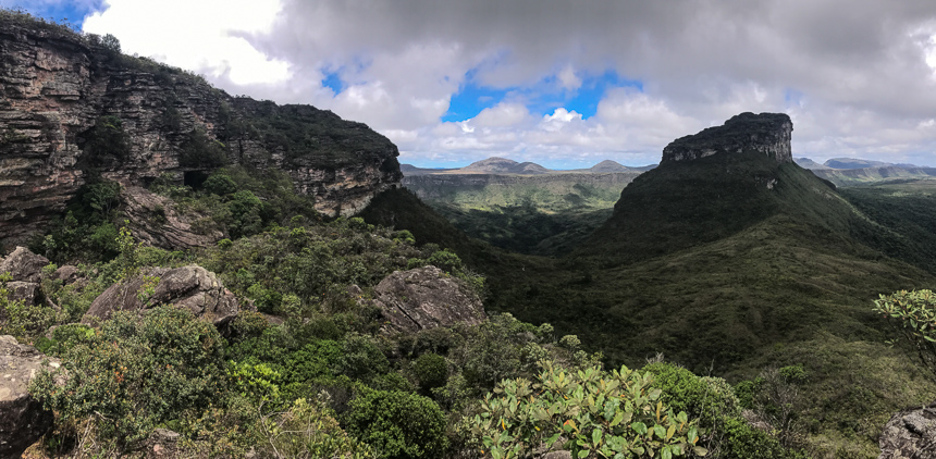 Die grünbewachsene Berglandschaft von Brasiliens Chapada Diamantina bietet eine beeindruckende Aussicht.