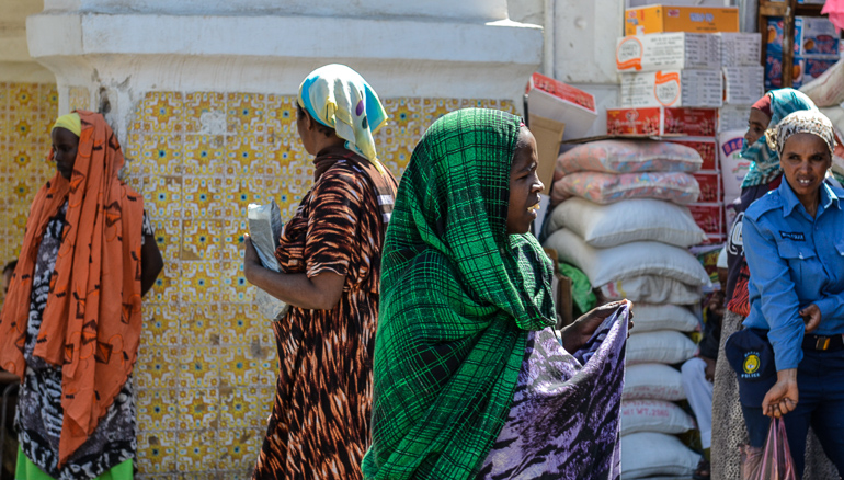 In der Altstadt von Harar, Äthiopien, tragen die einheimischen Frauen bunte Kleider.