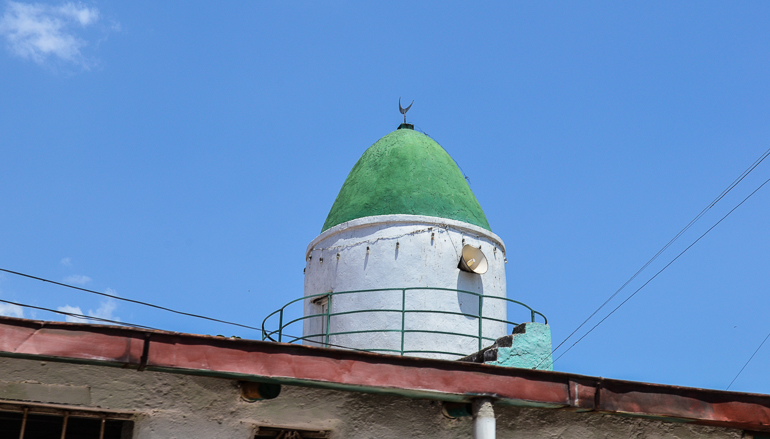 Blick auf ein Minarett und ihrer grünen Turmspitze in Harar, Äthiopien.