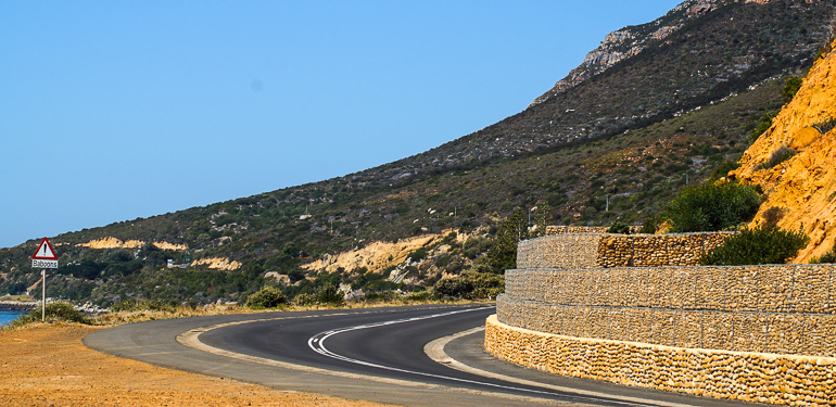 In Südafrikas Kapregion führen die kurvigen Straßen am Berg entlang in Richtung Kap der guten Hoffnung.