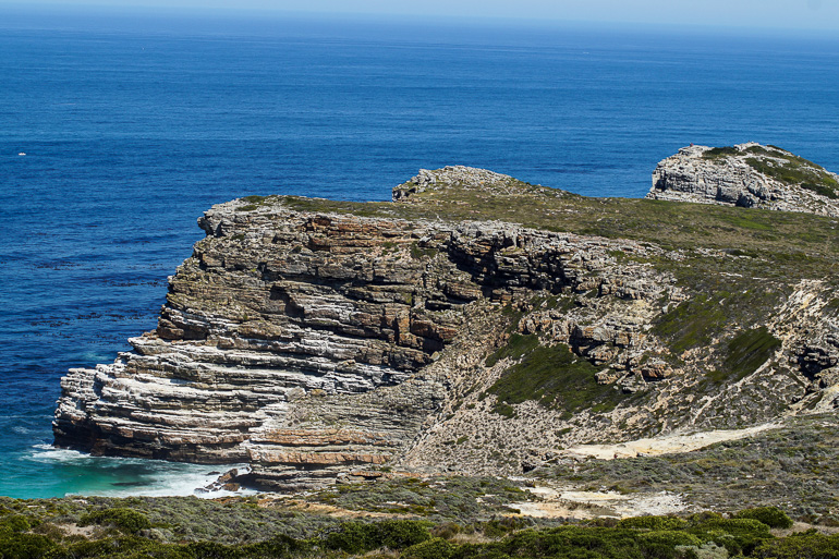 TAn der Kapregion - am Kap der guten Hoffnung ragt eine Felsformation aus dem Meer.