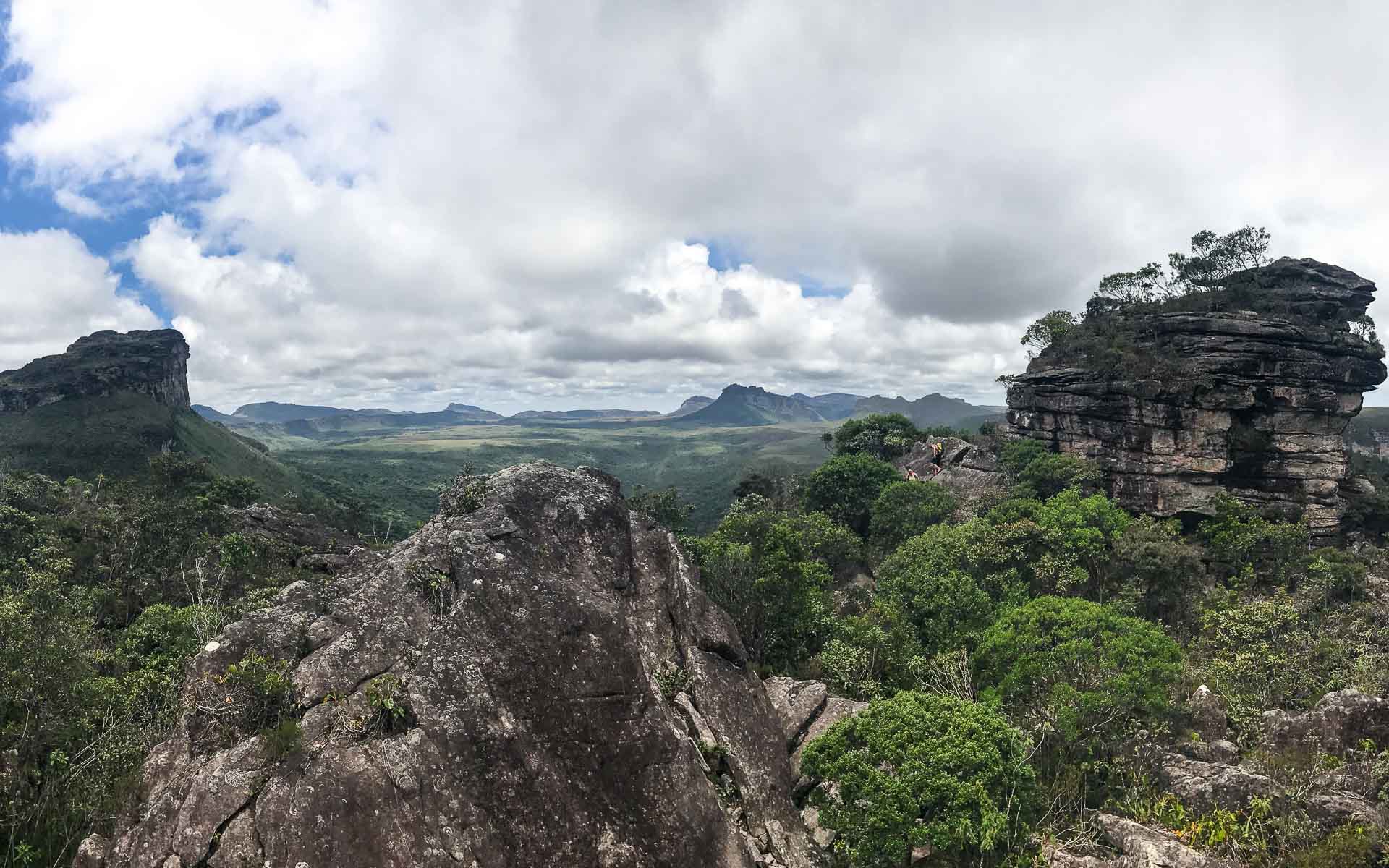 Grüne Felsvorsprünge unter bewölktem Himmel zieren das Bild von Chapada Diamantina, Brasilien.