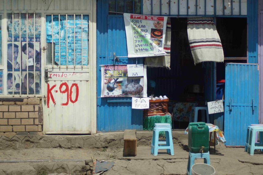Eine blauen Wellblechhütte dient in Äthiopien zum Kaffeeverkauf.