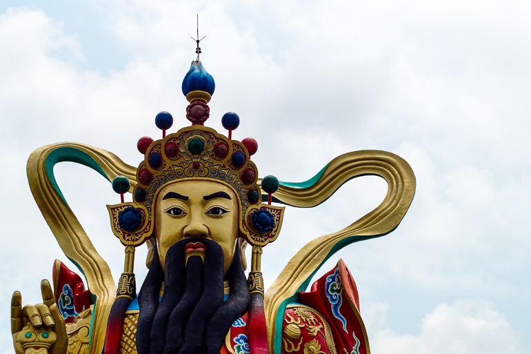 Die beeindruckende bunte Lotuspond Statue in Kaohsiung ragt in den Himmel.