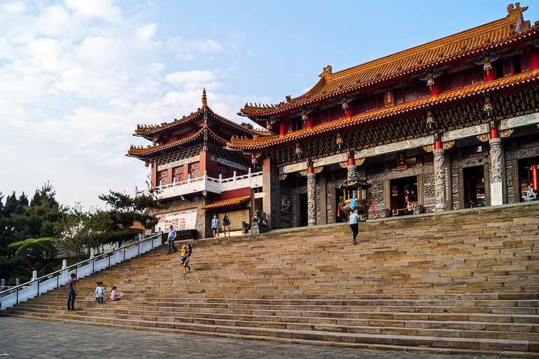 Viele Stufen führen zum Wenwu Tempel in Taiwan.
