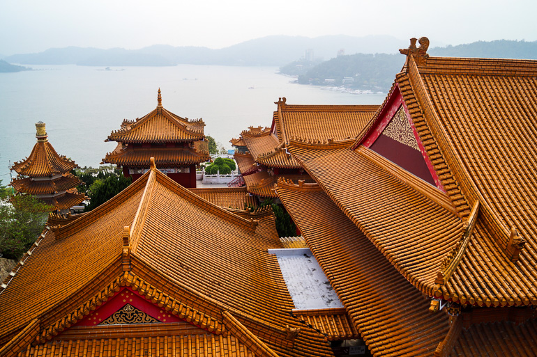 Über den Dächern des Wenwu Tempel eröffnet sich der überragende Ausblick über den Sun Moon Lake Taiwans.