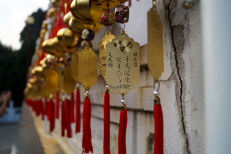Im taiwanesischen Wenwu Tempel, hängen an der Wand kleine goldene Glocken mit den Namen von Paaren und roten Fäden, diese sollen dem Paar Glück bringen.