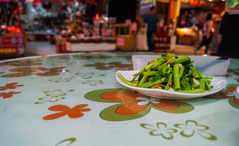 Auf dem Nachtmarkt in Ita Thao, Taiwan bietet das Restaurant Pa Nu Kapa MuMu allerlei typische taiwanesische Gemüsegerichte.