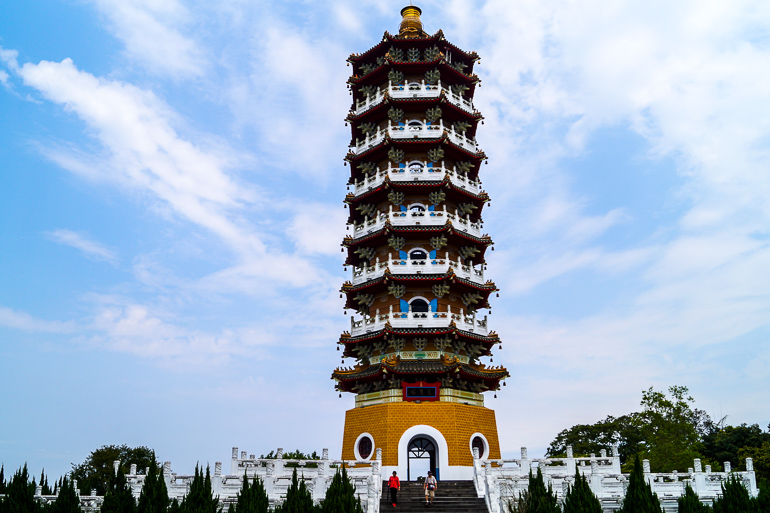 Die Ci-En Pagode thront mit ihrem hohen Turm und seinen vielen weißen Balkonen über dem Sun Moon Lake in Taiwan.