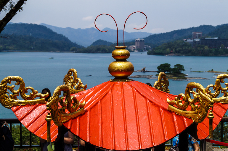 Ein rotes geschwungene Dach mit goldenen Verzierungen schmücken den Syuanzang Tempel am Sun Moon Lake in Taiwan.