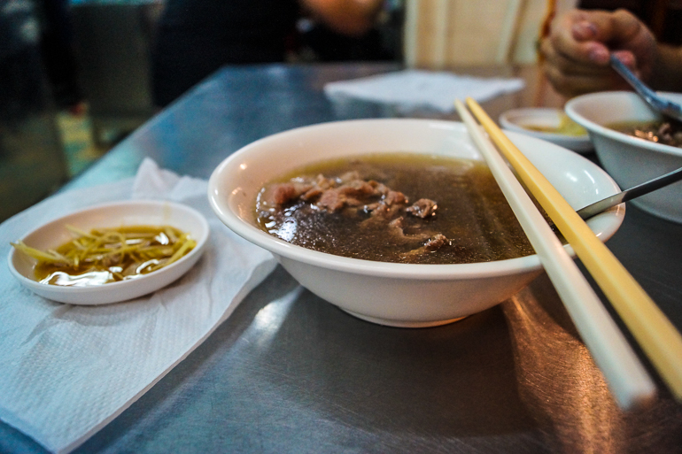 In einem Restaurant in Tainan genießt man am besten die typisch-taiwanesische Rindersuppe.