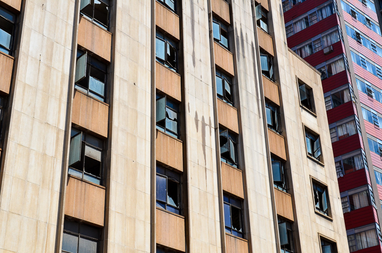 Blick auf eine bröckelnde Hausfassade eines Hochhauses in Johannesburg.