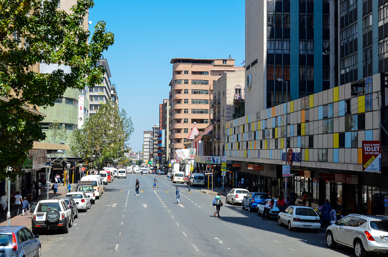 Eine unbefahrene Straße in Johannesburg Downtown.