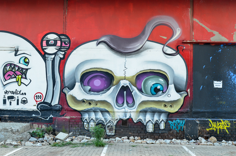 In Johannesburg ziert eine Streetart mit Totenkopf eine Hausfassade.