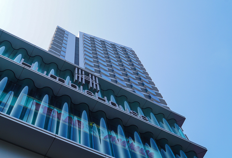 Das Humble House in Taipeh ist ein riesiges Gebäude mit hohen blauen Glasfronten und gilt als führendes Design Hotel in Taiwan.