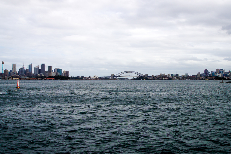 Von der Fähre aus genießt man einen tollen Blick auf die Skyline von Sydney, Australien.