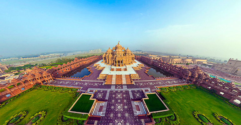 Der Akshardham Tempel in Indien ist mit seiner großangelegten Parkanlage der größte Hindu-Tempel der Welt.