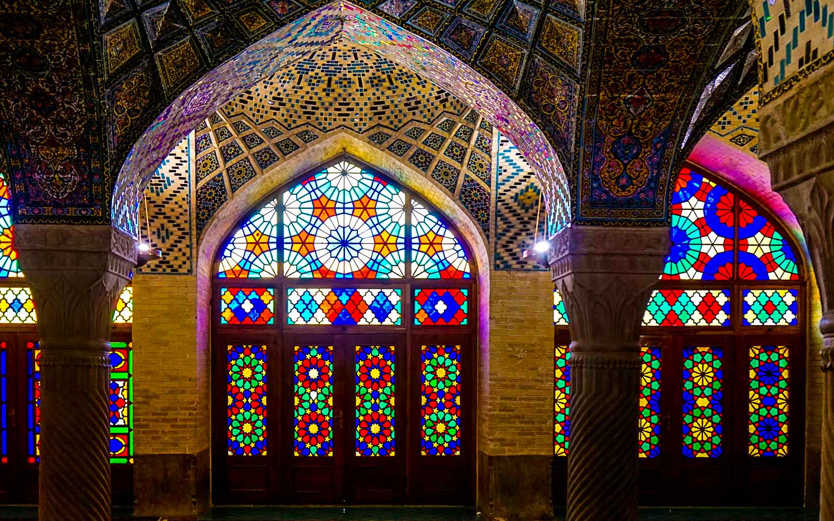In der Nasir al Molk-Moschee im Iran sind Mosaike in Bleiglasfenstern gefasst, an den Fassaden sind geometrische Figuren und sakrale Symbole zu sehen.