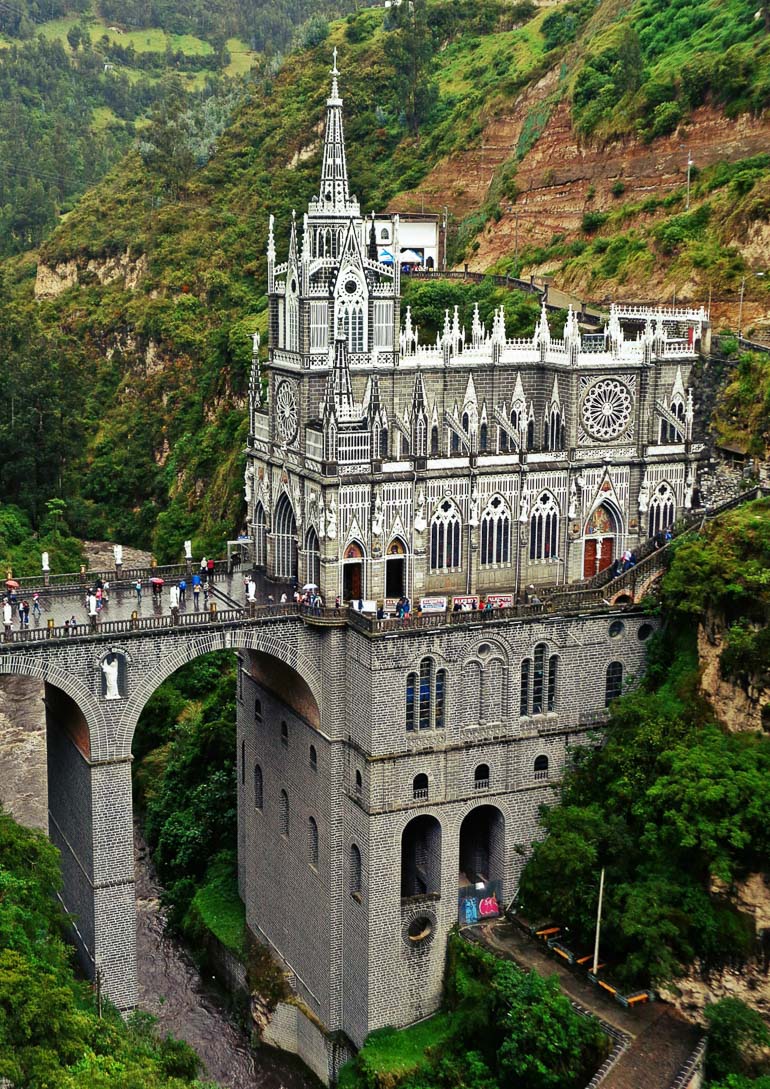 Eine Brücke über eine Schlucht führt zur Kirche Las Lajas in Kolumbien, der eine Maria-Erscheinung nachgesagt wird.