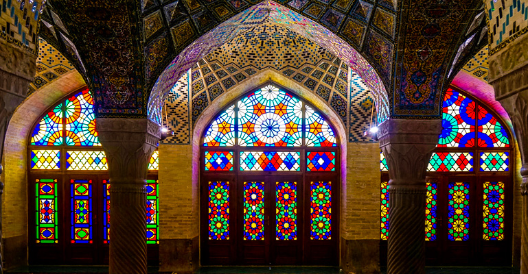 In der Nasir al Molk-Moschee im Iran sind Mosaike in Bleiglasfenstern gefasst, an den Fassaden sind geometrische Figuren und sakrale Symbole eingearbeitet.