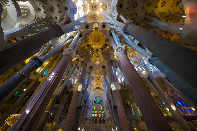 Im Inneren der Sagrada Familia befindet sich eine aufwendig gestaltete Krypta, die sogar ins UNESCO Weltkulturerbe aufgenommen wurde.