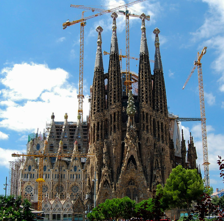 Das Gotteshaus Sagrada Familia in Barcelona ist von Baukränen umgeben.