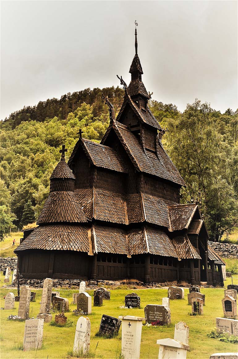 Die mittelalterliche Stabkirche in Borgund, Norwegen wurde aus senkrechten Holzstäben errichtet und erinnert mit ihren Elementen an die nordischen Mythologie.