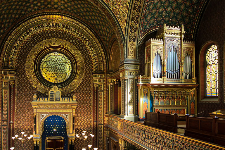 Die anmutige Spanische Synagoge in Prag zählt mit zu den schönsten Sakralbauten der Welt und glänzt mit farbigen Verglasungen, orientalischen Motiven und Goldverzierungen im spanisch-maurischen Stil.
