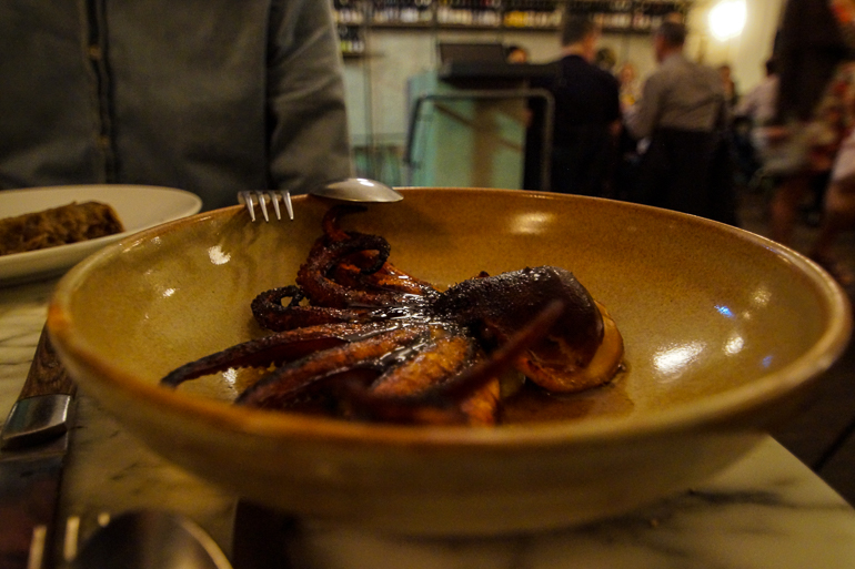 Auf einem Teller im Restaurant Ester in Sydney wird frisch gegrillter Oktopus serviert.