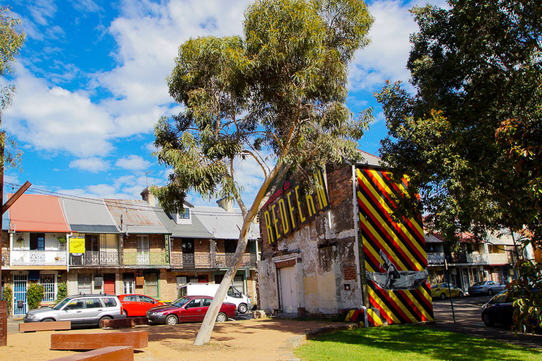 In Sydneys Redfern nahe des Indigenous Community Centre befinden sich einfache Wohnhäuser aneinandergereiht.