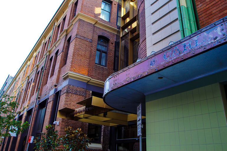 Die Außenfassade des Hotels Old Clare in Sydney wirkt wie ein stillgelegtes Pub.