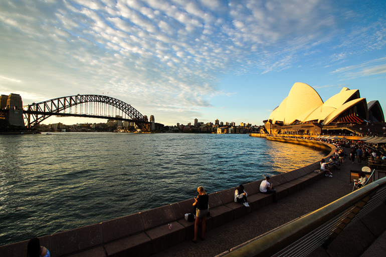 Das Opera House in Sydney bei Sonnenuntergang bietet den Passanten eine Traumkulisse.