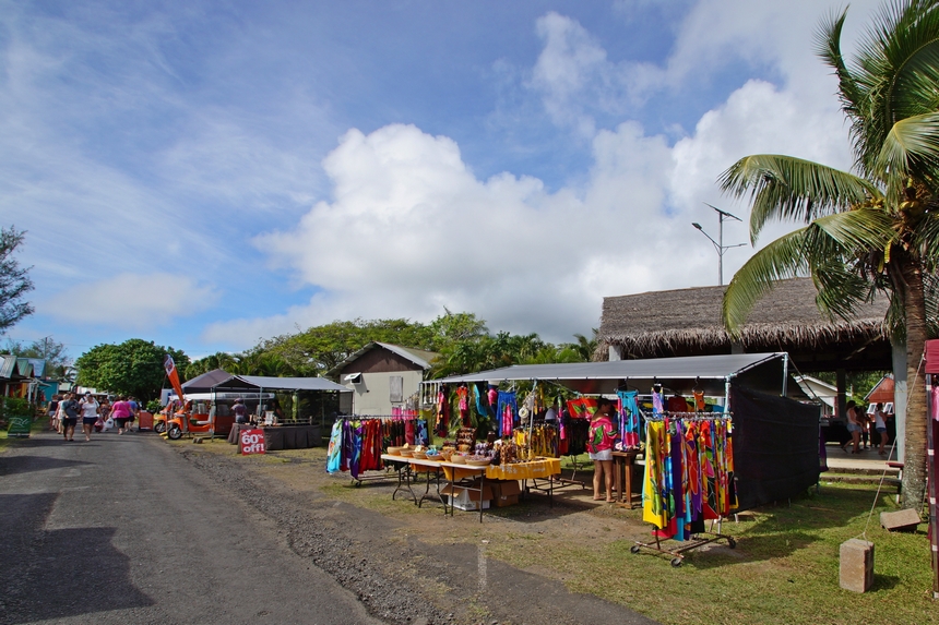 In Avarua auf Rarotonga findet der Punanga Nui Markt statt, dessen Stände neben allerlei typisch lokalen Köstlichkeiten auch Kleidung und Handwerk zum Verkauf anbieten.