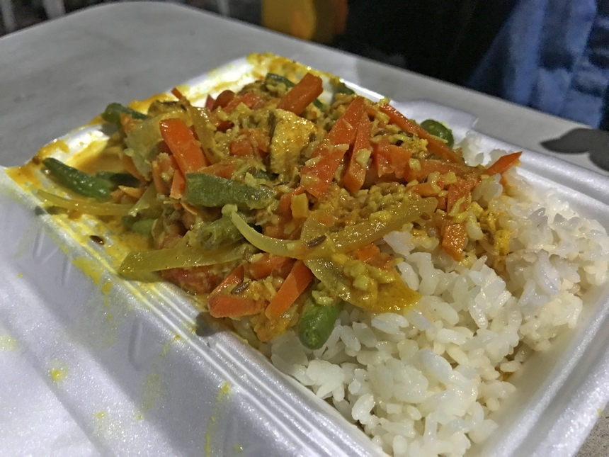 Auf dem Muri Nachtmarkt auf den Cookinseln wird den Gästen verschiedene Currygerichte mit Reis serviert.