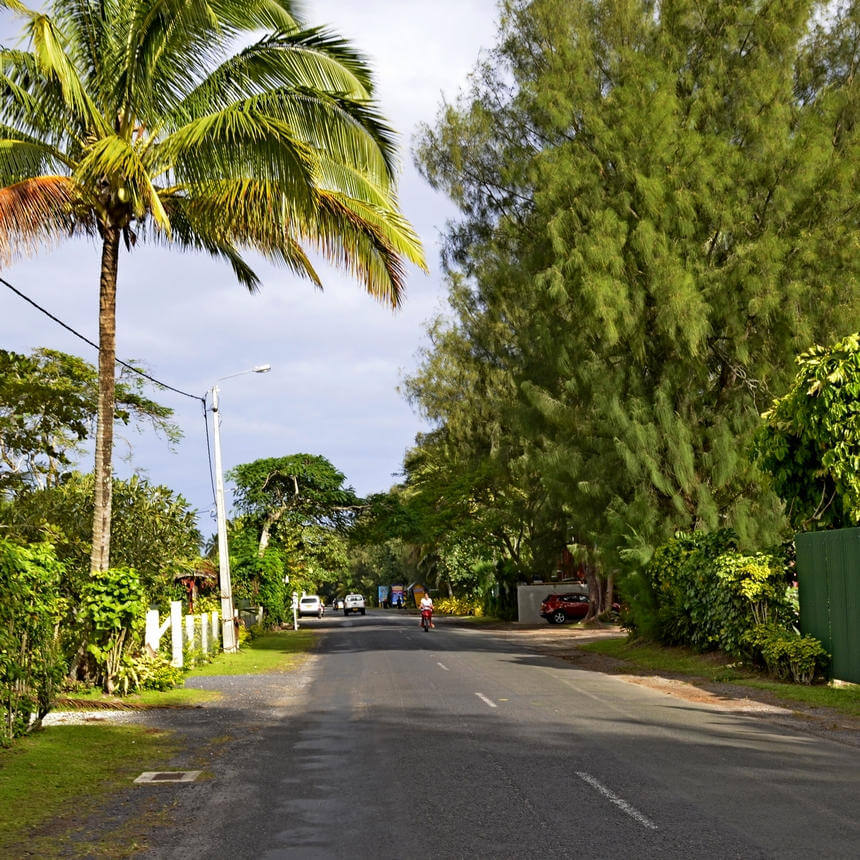 Die von Palmen gesäumten Straßen Rorotongas in der Südsee erkundet man am besten mit einem Roller.