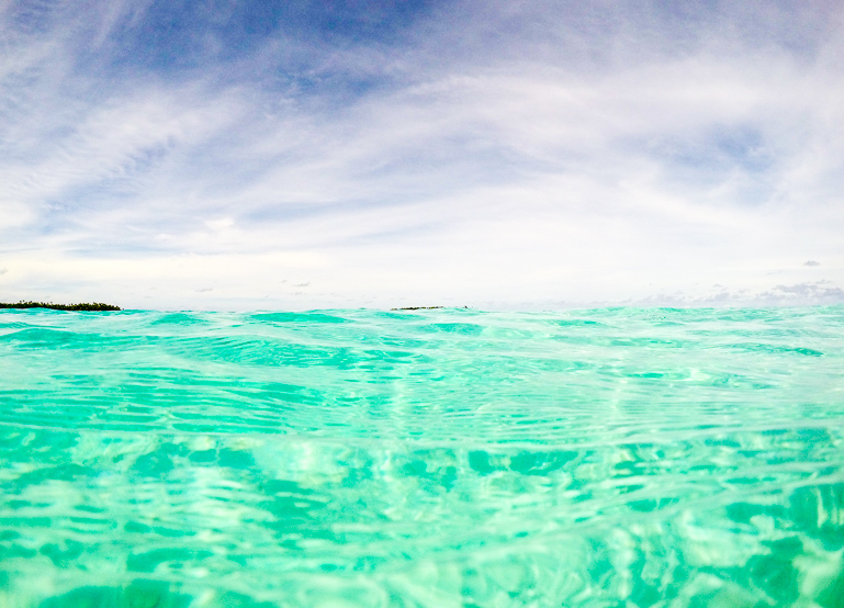 Von Nahem wirkt das grün schimmernde Wasser der Cook Insel Aitutaki glasklar und lädt zum Schnorcheln ein.