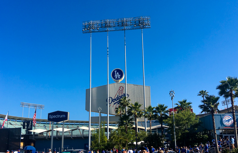 Das L.A. Dodgers Stadion lockt zu seinen Baseballspielen zahlreiche Besucher an.