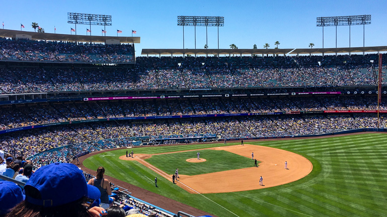Ein Baseballspiel der L.A. Dodgers gegen die Chicago Cubs wird von den Tausenden von Besuchern mit Spannung verfolgt.