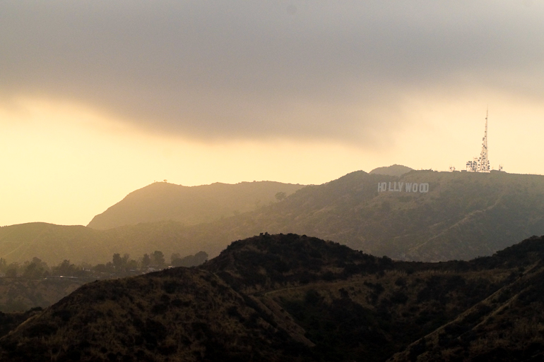 Auf den Hollywood Hills thront das Hollywood Sign bei Sonnenuntergang über Los Angeles.