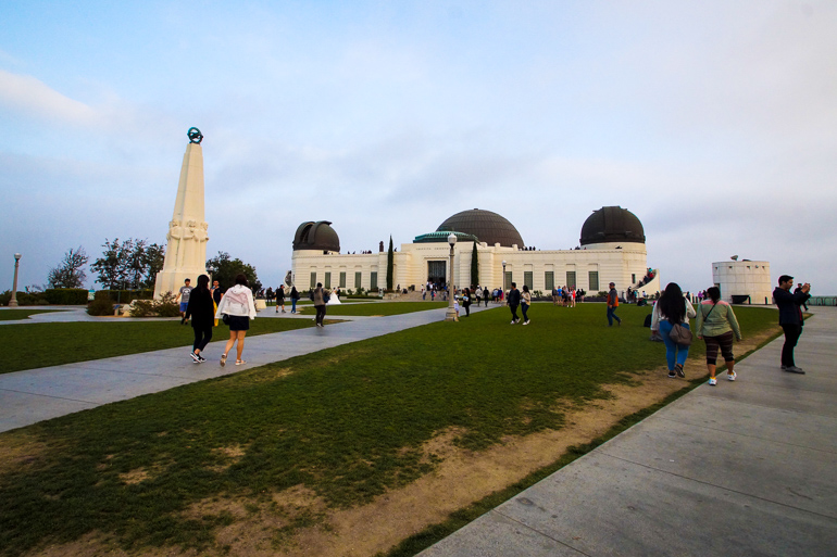 Das Griffith Observatory in Los Angeles zieht viele Besucher an um das Planetarium zu besichtigen oder die Aussicht zu genießen.