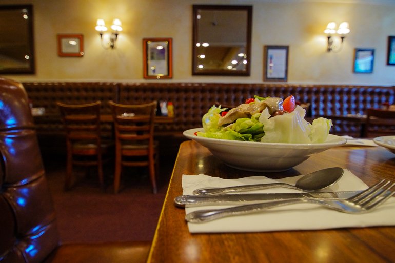 Im Restaurant Nate´n Al Diner in Beverly Hills, Los Angeles gibt es leckere Salate serviert.