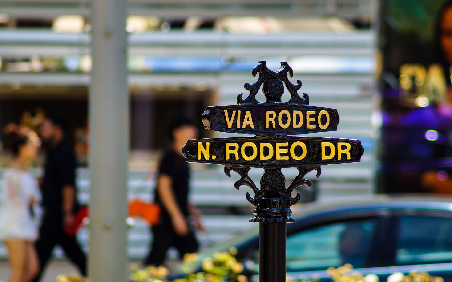 Ein schwarzes Eisenschild mit gelber Aufschrift Rodeo Drive heißt die Besucher in Los Angeles Willkommen.