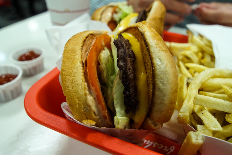 Bei einem Besuch in einer bekannten Burgerkette "In-n-Out Burger" in Los Angeles werden die Burger reichlich gefüllt und mit Pommes frites serviert.