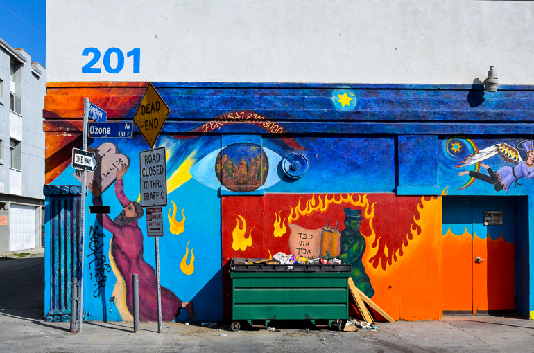 Ein großes Graffiti ziert eine Hauswand in Santa Monica am Venice Beach.